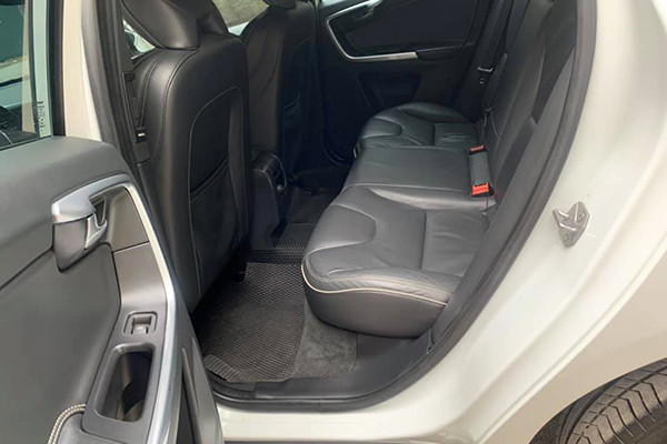 Cung cấp sức mạnh cho Volvo XC60 đời 2016 vẫn là khối động cơ xăng 2.0 lít tăng áp, 4 xi lanh thẳng hàng, mang lại công suất tối đa 240 mã lực và mô men xoắn cực đại 349 Nm. Động cơ này kết hợp với hộp số tự động 8 cấp cùng hệ thống dẫn động 4 bánh AWD của Haldex. Các thông số đều ngang ngửa với các mẫu xe đối thủ đến từ Đức.