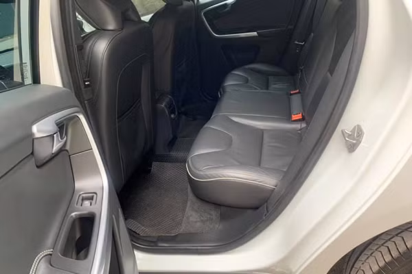 Cung cấp sức mạnh cho Volvo XC60 đời 2016 vẫn là khối động cơ xăng 2.0 lít tăng áp, 4 xi lanh thẳng hàng, mang lại công suất tối đa 240 mã lực và mô men xoắn cực đại 349 Nm. Động cơ này kết hợp với hộp số tự động 8 cấp cùng hệ thống dẫn động 4 bánh AWD của Haldex. Các thông số đều ngang ngửa với các mẫu xe đối thủ đến từ Đức.