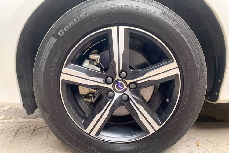 Gương chiếu hậu của xe được Volvo thiết kế chỉnh/gập điện, ốp kim loại màu bạc tích hợp đèn LED báo rẽ. Phiên bản thể thao R-Design vừa được nhập về Việt Nam còn có thêm một số chi tiết đóng logo này, chẳng hạn như bậc lên xuống ở bậu cửa hay vô-lăng 3 chấu..., mâm đúc 5 cánh mạnh mẽ với 2 tông màu và. Ngoài ra, phiên bản R-Design còn có hệ thống treo cứng hơn, đem tới cảm giác lái thể thao hơn.