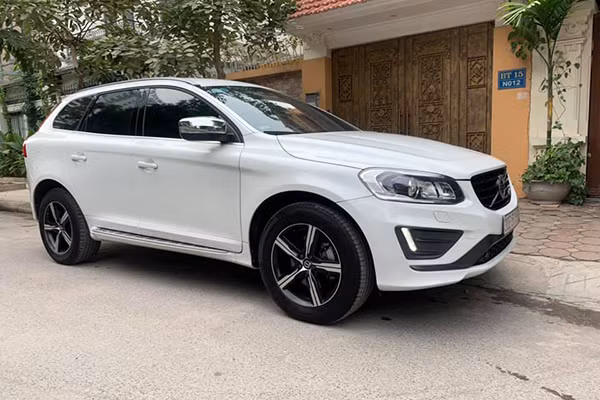 Tại thời điểm năm 2016, giá xe Volvo XC60 R-Design phân phối chính hãng tại Việt Nam với giá bán khoảng 2,1 tỉ đồng, tương đương với các mẫu xe đối thủ Audi Q5 và BMW X3. Chiếc xe trong bài viết này hiện đang đeo biển số Hà Nội và được chủ nhân chào bán với mức giá khoảng 1,5 tỷ đồng.