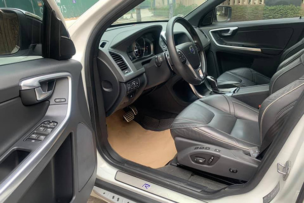 Volvo XC60 sở hữu trang bị an toàn gồm; hệ thống túi khí bảo vệ phía trước, bên hông phía trước và sau, hệ thống WHIPS bảo vệ cổ và gáy, chức năng City Safety, hệ thống cảnh báo va chạm phía trước, lẫy số tại vô lăng giúp kiểm soát tốc độ của xe khi lên và xuống dốc, camera hỗ trợ đỗ xe và phanh tay điện tử.