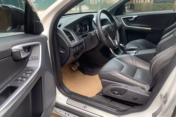 Volvo XC60 sở hữu trang bị an toàn gồm; hệ thống túi khí bảo vệ phía trước, bên hông phía trước và sau, hệ thống WHIPS bảo vệ cổ và gáy, chức năng City Safety, hệ thống cảnh báo va chạm phía trước, lẫy số tại vô lăng giúp kiểm soát tốc độ của xe khi lên và xuống dốc, camera hỗ trợ đỗ xe và phanh tay điện tử.