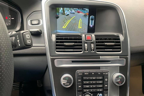 Khi so với các đối thủ tới từ Đức, XC60 cũng không hề thua kém về trang bị với ghế điều chỉnh điện tự do và có nhớ 3 vị trí, hệ thống thông tin giải trí hiện đại...Cabin của xe được trang trí bởi các chi tiết ốp kim loại và bọc da cao cấp. Do có giá rẻ hơn nên nội thất của xe xuất hiện nhiều chi tiết nhựa cứng hơn các dòng xe khác của Volvo.