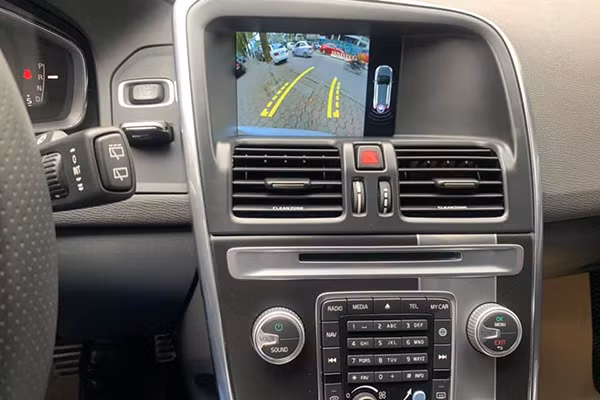 Khi so với các đối thủ tới từ Đức, XC60 cũng không hề thua kém về trang bị với ghế điều chỉnh điện tự do và có nhớ 3 vị trí, hệ thống thông tin giải trí hiện đại...Cabin của xe được trang trí bởi các chi tiết ốp kim loại và bọc da cao cấp. Do có giá rẻ hơn nên nội thất của xe xuất hiện nhiều chi tiết nhựa cứng hơn các dòng xe khác của Volvo.