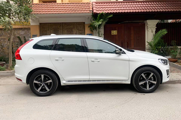 Chiếc Volvo XC60 đời 2016 trong bài viết này thuộc phiên bản thể thao T5 AWD R-Design, chiếc xe mới được chủ nhân tại Hà Nội chào bán trên sàn xe cũ khi đã chạy được khoảng 4 vạn dặm. Về tổng thể, xe có kích thước (dài x rộng x cao) lần lượt là 4.643 x 1.890 x 1.712 mm, chiều dài trục cơ sở ở mức 2.774 mm.