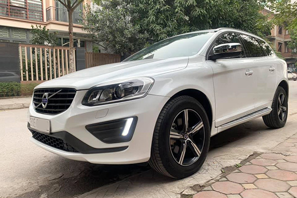 Những chiếc Volvo XC60 thế hệ mới tại Việt Nam không phải thuộc dạng "hàng hiếm", nhưng đối với những chiếc XC60 thế hệ cũ như xe đời 2016 đang rao bán với giá 1,5 tỷ đồng trên sàn xe cũ rất hiếm gặp. Nếu với xe thế hệ mới, giá bán lại của xe cũ có thể cao hơn tới 1 tỷ đồng so với mẫu xe thế hệ cũ.