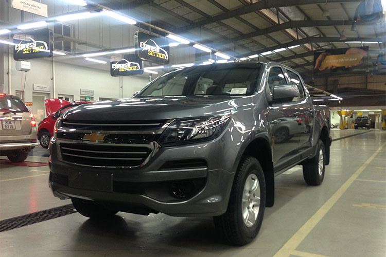 Cụ thể, mẫu xe bán tải Chevrolet Colorado 2.5 4×2 AT LT có giá 651 triệu đồng, nâng tổng phiên bản của mẫu bán tải Mỹ lên con số 7. So với phiên bản Ford Ranger 2.2 4×2 AT XLS tương đương, giá xe Colorado thấp hơn 34 triệu đồng, và tương đương với Nissan Navara EL.