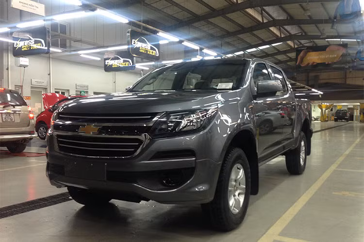 Cụ thể, mẫu xe bán tải Chevrolet Colorado 2.5 4×2 AT LT có giá 651 triệu đồng, nâng tổng phiên bản của mẫu bán tải Mỹ lên con số 7. So với phiên bản Ford Ranger 2.2 4×2 AT XLS tương đương, giá xe Colorado thấp hơn 34 triệu đồng, và tương đương với Nissan Navara EL.