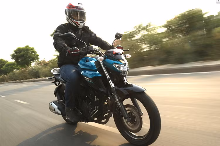 Xe được trang bị động cơ xy-lanh đơn, làm mát bằng dầu, dung tích 249 cc, kết hợp với hộp số 5 cấp. Động cơ tạo ra công suất tối đa 20,9 mã lực tại vòng tua máy 8.000 vòng/phút và mô-men xoắn cực đại 20 Nm tại vòng tua máy 6.000 vòng/phút. Theo hãng xe máy Yamaha, động cơ này được áp dụng công nghệ Blue Core nên chỉ tiêu thụ lượng xăng trung bình 43 km/lít, tương đương 2,32 lít/100 km.