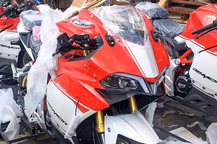 Demon 150GR bản 2018 mang kiểu dáng thiết kế cực kỳ hầm hố. Xe sở hữu với kích thước nhỏ, trọng tâm thấp với thiết kế mang phong cách thể thao "giống" Ducati. Tuy nhiên một số chi tiết của mẫu xe này lại tương tư như dòng naked-bike cỡ nhỏ là MSX 150 của hãng xe máy Honda.