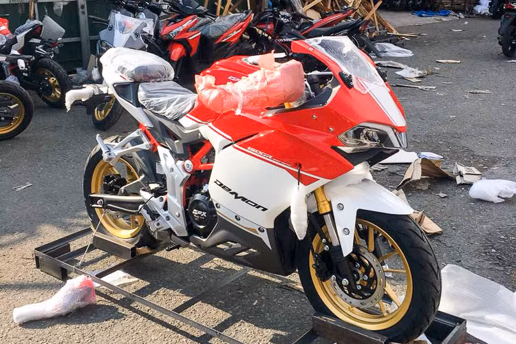 Hiện tại, mức giá dành cho mẫu xe môtô thể thao cỡ nhỏ GPX Demon 150GR tại thị trường Việt Nam hiện đang ở hai mức là 63 triệu đồng cho phiên bản tiêu chuẩn và 64 triệu đồng cho phiên bản đặc biệt.