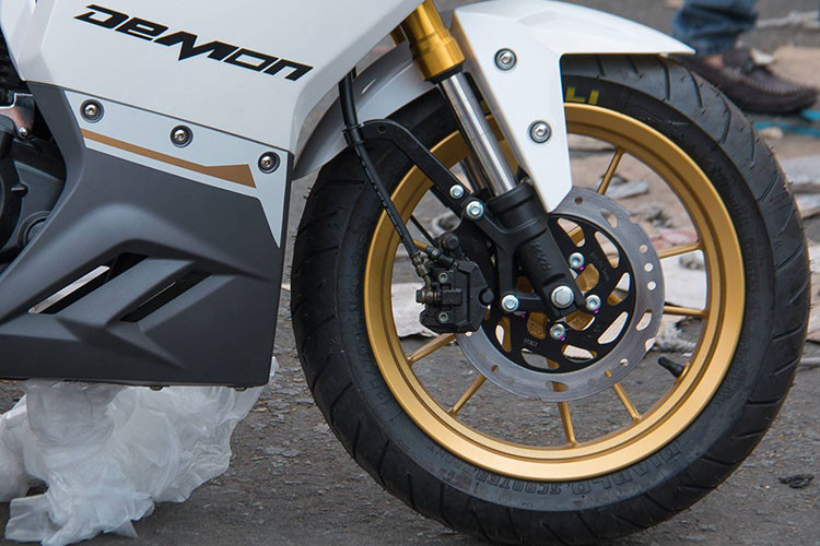 Mẫu xe cỡ nhỏ mới này sẽ sở hữu thiết kế khung dạng Trellis hoàn toàn mới, còn lại một số chi tiết được lấy từ mẫu xe naked-bike GPX Demon 150 từng ra mắt hồi đầu năm 2017 tại Thái Lan. Phần đầu xe ngoài việc trang bị hệ thống đèn Led hiện đại, nó còn đi kèm kính núp gió.