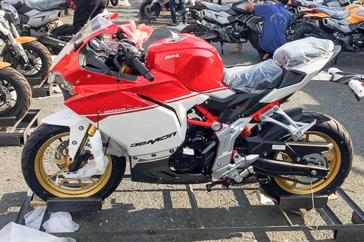 Dự kiến trong tháng 5/2018 này, showroom chính thức đầu tiên của thương hiệu xe môtô giá rẻ GPX của Thái Lan sẽ chính thức khai tương tại TP HCM. Để chuẩn bị cho việc đổ bộ vào thị trường Việt Nam, lô xe GPX Demon chính hãng đã cập cảng Sài Gòn với đa dạng mẫu mã các sản phẩm.