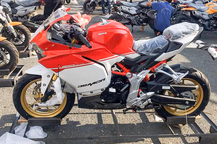 Dự kiến trong tháng 5/2018 này, showroom chính thức đầu tiên của thương hiệu xe môtô giá rẻ GPX của Thái Lan sẽ chính thức khai tương tại TP HCM. Để chuẩn bị cho việc đổ bộ vào thị trường Việt Nam, lô xe GPX Demon chính hãng đã cập cảng Sài Gòn với đa dạng mẫu mã các sản phẩm.