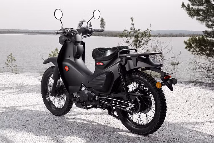 Xe có chiều cao yên 780 mm, cao hơn một chút so với mẫu Super Pro 125 của Kamax, giúp người lái có tư thế ngồi thoải mái hơn. Bình xăng có dung tích 3,8 lít, kết hợp với công nghệ phun xăng điện tử giúp xe có mức tiêu thụ nhiên liệu tối ưu. Đáng chú ý, Kamax Cub-X còn có nhiều phiên bản khác nhau để phù hợp với nhu cầu người dùng.