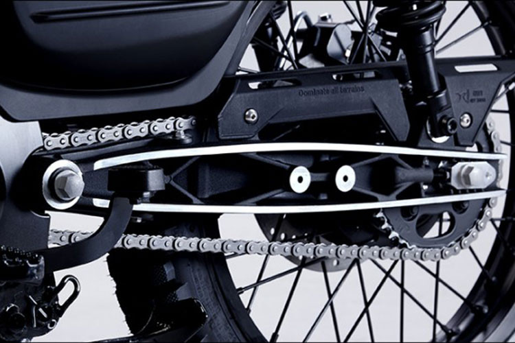 Xe sử dụng động cơ xi-lanh đơn, dung tích 125cc, làm mát bằng không khí, kết hợp với hệ thống phun xăng điện tử Bosch EFI. Động cơ này sản sinh công suất tối đa 8,4 mã lực tại 7.500 vòng/phút và mô-men xoắn cực đại 9,3 Nm tại 5.000 vòng/phút, đi kèm với hộp số quay bốn cấp và hệ truyền động xích.