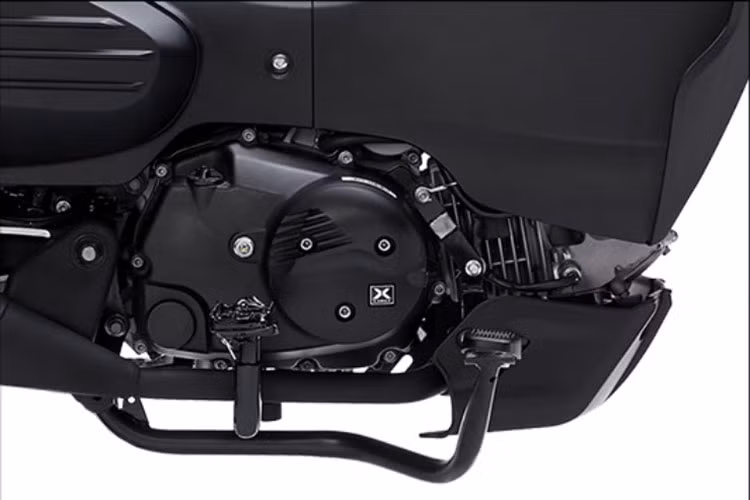 Tuy không quá mạnh mẽ, nhưng động cơ này lại bền bỉ, tiết kiệm nhiên liệu và phù hợp cho nhu cầu sử dụng hàng ngày cũng như di chuyển đường dài. Kamax Cub-X có trọng lượng 112 kg, nhẹ hơn so với nhiều mẫu xe số khác, giúp việc điều khiển trở nên dễ dàng hơn.