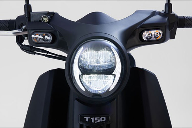 Kamax Cub X mang vẻ ngoài tương tự dòng xe máy Honda Super Cub huyền thoại Nhật Bản với đặc trưng đèn chiếu sáng dạng tròn, yếm che 2 bên hông, yên solo cho người lái.