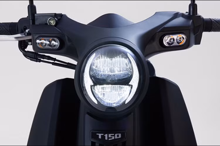 Kamax Cub X mang vẻ ngoài tương tự dòng xe máy Honda Super Cub huyền thoại Nhật Bản với đặc trưng đèn chiếu sáng dạng tròn, yếm che 2 bên hông, yên solo cho người lái.