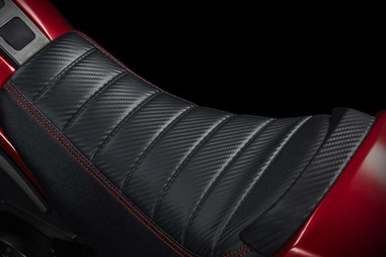 Thiết kế bình xăng có những chi tiết ốp kim loại được gia công khá kiểu cách. Yên xe có phần trên làm từ vật liệu giả da với bề mặt giả vân carbon nổi bật đi kèm ốp đuôi trùng với tông màu thân xe, chiều cao yên của chiếc cafe racer 200cc này là 730mm - khá phù hợp với người châu Á.