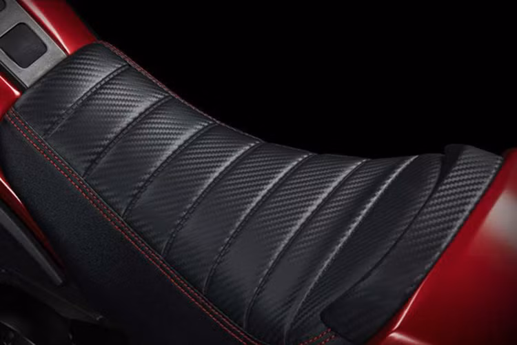 Thiết kế bình xăng có những chi tiết ốp kim loại được gia công khá kiểu cách. Yên xe có phần trên làm từ vật liệu giả da với bề mặt giả vân carbon nổi bật đi kèm ốp đuôi trùng với tông màu thân xe, chiều cao yên của chiếc cafe racer 200cc này là 730mm - khá phù hợp với người châu Á.