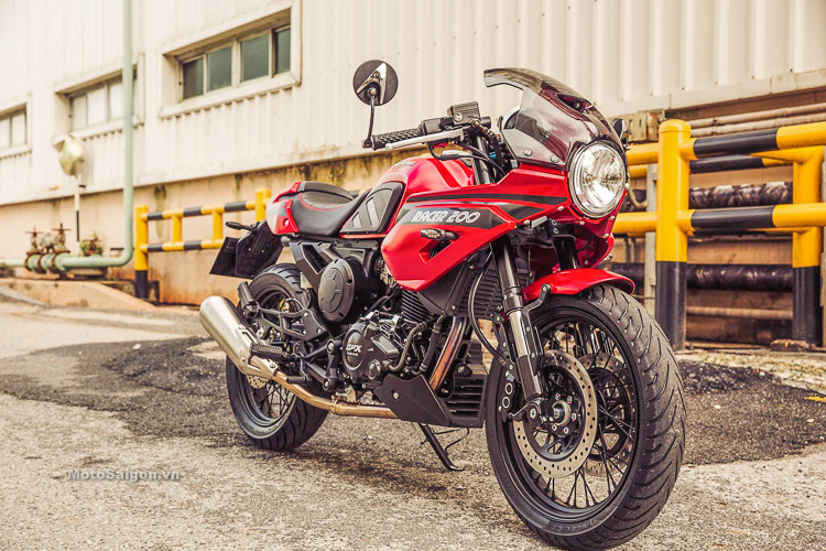 Mẫu xe môtô GPX Gentleman Racer 200 bản nâng cấp mới sở hữu ngoại hình mang đặc trưng của dòng xe Cafe Racer. Ra mắt tại Triển lãm Motor Expo 2018 ở thủ đô Bangkok, Thái Lan - đây được xem là chiếc xe môtô phân khối lớn nằm trong phân khúc 200cc có mức giá rẻ nhất.