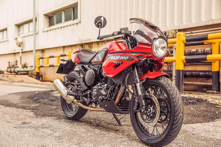 Mẫu xe môtô GPX Gentleman Racer 200 bản nâng cấp mới sở hữu ngoại hình mang đặc trưng của dòng xe Cafe Racer. Ra mắt tại Triển lãm Motor Expo 2018 ở thủ đô Bangkok, Thái Lan - đây được xem là chiếc xe môtô phân khối lớn nằm trong phân khúc 200cc có mức giá rẻ nhất.