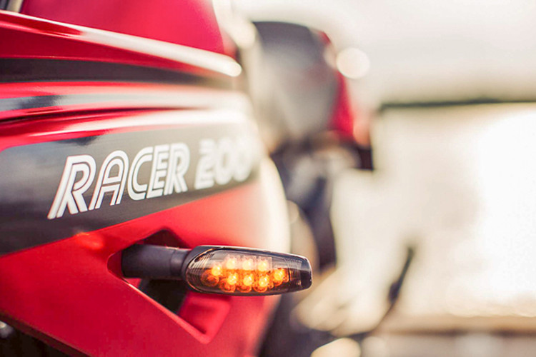 Xe được trang bị hệ thống phuộc trước Upside-down hành trình ngược, hệ thống phanh trước được trang bị 2 đĩa và 4 piston. Phía sau là phuộc dạng monoshock đi kèm phanh đĩa đơn. Mâm xe cũng giống như phiên bản cũ, vẫn là loại bánh căm (hay nan hoa) giữ lại nét hoài cổ.