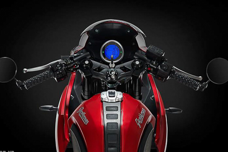 Ghi đông xe khá đặc biệt với thiết kế giống như những mẫu Sportbike, gương chiếu hậu dạng gù cũng được trang bị giúp cho xe đậm chất cổ điển. Bảng đồng hồ tốc độ điện tử thiết kế dạng tròn, hiển thị những thông tin cần thiết, chi tiết này cũng góp phần tạo điểm nhấn cho xe.