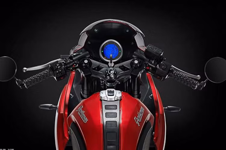 Ghi đông xe khá đặc biệt với thiết kế giống như những mẫu Sportbike, gương chiếu hậu dạng gù cũng được trang bị giúp cho xe đậm chất cổ điển. Bảng đồng hồ tốc độ điện tử thiết kế dạng tròn, hiển thị những thông tin cần thiết, chi tiết này cũng góp phần tạo điểm nhấn cho xe.