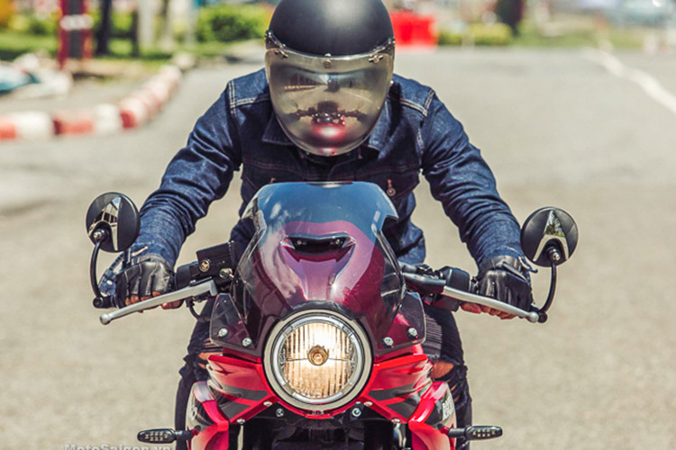 Thiết kế là điểm ấn tượng nhất trên mẫu xe môtô giá rẻ GPX Gentleman vì nó pha trộn hài hòa giữa chất cafe racer truyền thống và những chi tiết cách tân hiện đại. Cụm đèn pha khá sắc sảo, tương tự thiết kế của Ducati Scrambler với đèn chiếu sáng ban ngày bo tròn 4 góc quen thuộc. Cùng với đó là kính chắn gió phong cách đầy cá tính.