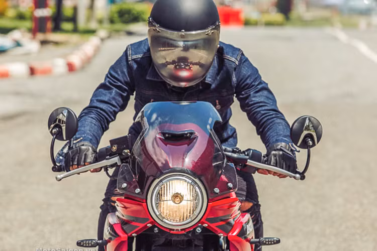 Thiết kế là điểm ấn tượng nhất trên mẫu xe môtô giá rẻ GPX Gentleman vì nó pha trộn hài hòa giữa chất cafe racer truyền thống và những chi tiết cách tân hiện đại. Cụm đèn pha khá sắc sảo, tương tự thiết kế của Ducati Scrambler với đèn chiếu sáng ban ngày bo tròn 4 góc quen thuộc. Cùng với đó là kính chắn gió phong cách đầy cá tính.