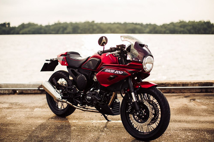 Gentleman Racer 200 2019 có tổng cộng 2 phiên bản màu bao gồm: Đỏ (Red Matt) và Đen (Black Matt) với giá bán chính thức được niêm yết ở mức 72.500 baht (tương đương khoảng 51 triệu đồng). Giá xe Gentleman 200 chính hãng tại Việt Nam đang được bán ra từ 65 triệu đồng.