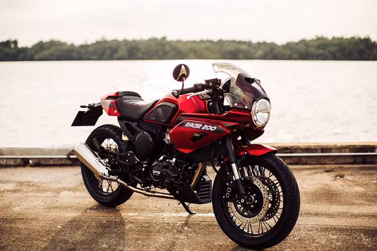 Gentleman Racer 200 2019 có tổng cộng 2 phiên bản màu bao gồm: Đỏ (Red Matt) và Đen (Black Matt) với giá bán chính thức được niêm yết ở mức 72.500 baht (tương đương khoảng 51 triệu đồng). Giá xe Gentleman 200 chính hãng tại Việt Nam đang được bán ra từ 65 triệu đồng.