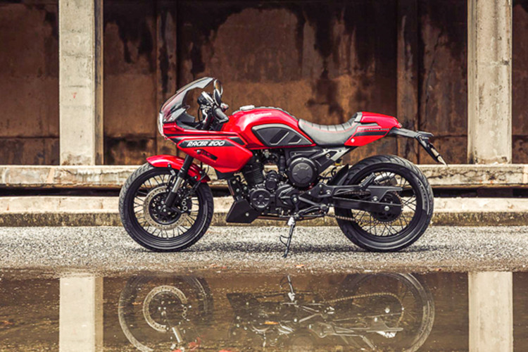 Về tổng thể, hãng xe GPX đến từ Thái Lan đã khéo léo kết hợp hài hòa giữa nét cổ điển từ dòng cafe racer huyền thoại với những chi tiết hiện đại một cách tinh tế. GPX Legend Gentleman 200 từng trình làng lần đầu tiên tại triển lãm Thailand International Motor Show 2016 và được khá nhiều bạn trẻ tại một số thị trường ưa chuộng.