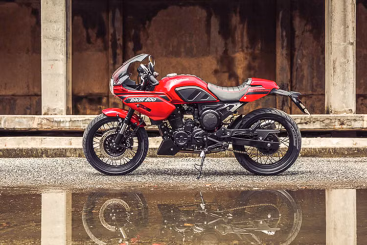 Về tổng thể, hãng xe GPX đến từ Thái Lan đã khéo léo kết hợp hài hòa giữa nét cổ điển từ dòng cafe racer huyền thoại với những chi tiết hiện đại một cách tinh tế. GPX Legend Gentleman 200 từng trình làng lần đầu tiên tại triển lãm Thailand International Motor Show 2016 và được khá nhiều bạn trẻ tại một số thị trường ưa chuộng.