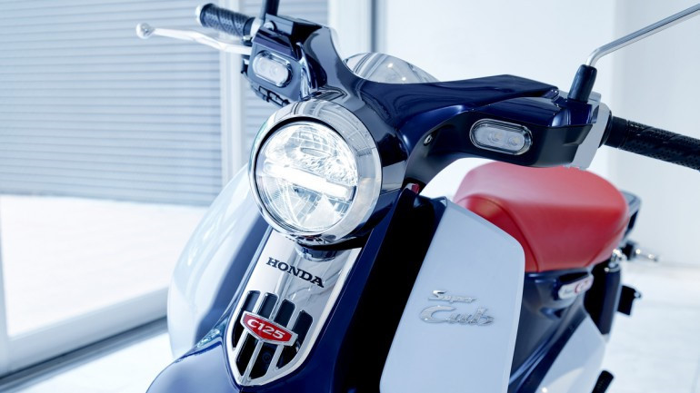 Honda Super Cub là mẫu xe bán chạy nhất lịch sử với hơn 100 triệu chiếc đã được bán ra tính đến năm 2017. Sau 40 năm rời khỏi thị trường Mỹ, Super Cub quay trở lại đây với thiết kế đột phá và cũng để kỷ niệm sinh nhật lần thứ 60 của mẫu xe huyền thoại này.