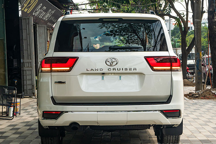 Hãng độ MBS đến từ Trung Đông không can thiệp động cơ nên Toyota Land Cruiser 2022 duy trì động cơ xăng V6, dung tích 3.5L tăng áp kép sản sinh công suất tối đa 409 mã lực tại 5.200 vòng/phút, mô men xoắn cực đại 650 Nm tại 2.000-3.600 vòng/phút.
