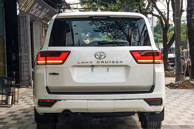Hãng độ MBS đến từ Trung Đông không can thiệp động cơ nên Toyota Land Cruiser 2022 duy trì động cơ xăng V6, dung tích 3.5L tăng áp kép sản sinh công suất tối đa 409 mã lực tại 5.200 vòng/phút, mô men xoắn cực đại 650 Nm tại 2.000-3.600 vòng/phút.