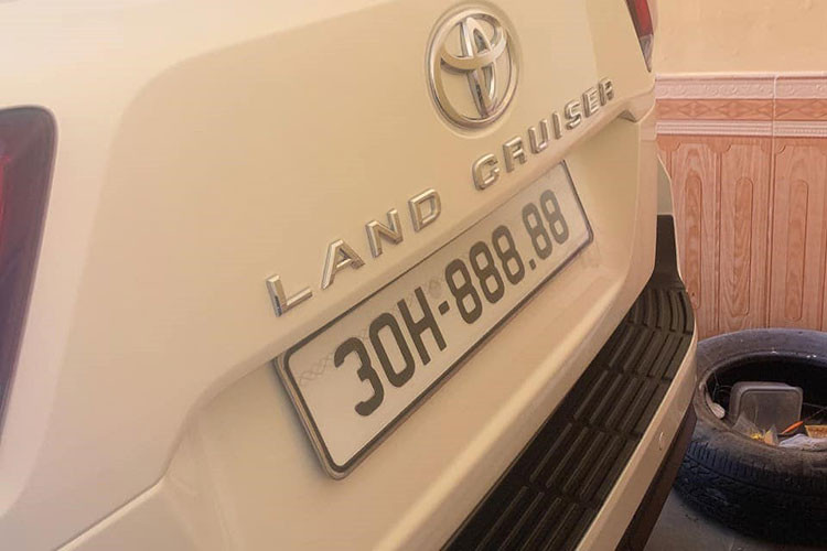 Toyota Land Cruiser MBS mang đến cho người dùng diện mạo hoàn toàn mới đầy trẻ trung hơn hẳn chính hãng như; bộ mâm kích thước 20 inch, gương chiếu hậu tích hợp camera, cảnh báo điểm mù, chỉnh điện, gập điện và xi-nhan. Lưới tản nhiệt của Toyota Land Cruiser 2022 MBS được giữ nguyên, ở vị trí trung tâm có logo 3D, camera 360 độ, đèn trước sau dạng Led, cốp đóng/mở điện...