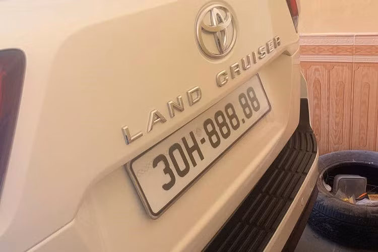 Toyota Land Cruiser MBS mang đến cho người dùng diện mạo hoàn toàn mới đầy trẻ trung hơn hẳn chính hãng như; bộ mâm kích thước 20 inch, gương chiếu hậu tích hợp camera, cảnh báo điểm mù, chỉnh điện, gập điện và xi-nhan. Lưới tản nhiệt của Toyota Land Cruiser 2022 MBS được giữ nguyên, ở vị trí trung tâm có logo 3D, camera 360 độ, đèn trước sau dạng Led, cốp đóng/mở điện...