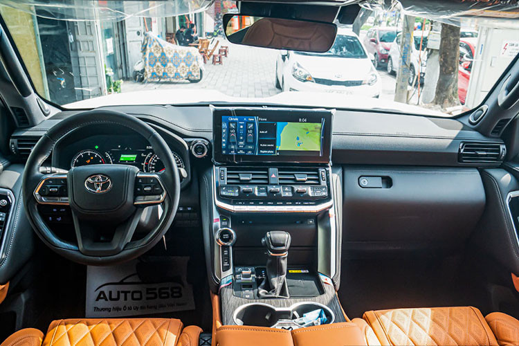 Nhìn tổng thể, khoang lái của Toyota Land Cruiser 2022 MBS 4 ghế Vip vẫn duy trì màn hình giải trí đặt nổi ở trung tâm táp-lô, vô-lăng 3 chấu, cụm đồng hồ quen thuộc. Tuy nhiên, hệ thống ghế ngồi đã được thay đổi hoàn toàn khi 3 hàng ghế đã bị loại bỏ và thay vào đó là 4 ghế Vip thương gia. Đáng chú ý, 2 ghế phía sau tách biệt nhau bởi bệ tỳ tay trung tâm và có tủ lạnh mini ở đây.