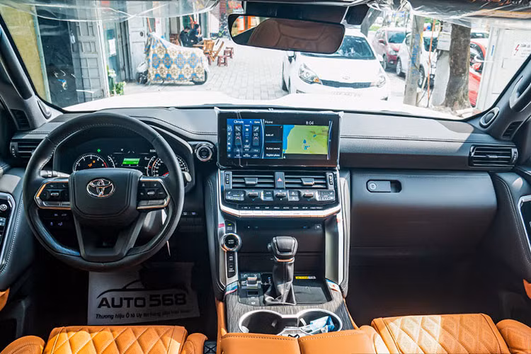 Nhìn tổng thể, khoang lái của Toyota Land Cruiser 2022 MBS 4 ghế Vip vẫn duy trì màn hình giải trí đặt nổi ở trung tâm táp-lô, vô-lăng 3 chấu, cụm đồng hồ quen thuộc. Tuy nhiên, hệ thống ghế ngồi đã được thay đổi hoàn toàn khi 3 hàng ghế đã bị loại bỏ và thay vào đó là 4 ghế Vip thương gia. Đáng chú ý, 2 ghế phía sau tách biệt nhau bởi bệ tỳ tay trung tâm và có tủ lạnh mini ở đây.