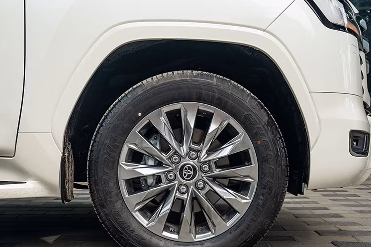 Nhìn bên ngoài mẫu xe SUV chủ tịch Toyota Land Cruiser MBS chúng ta sẽ không thấy quá nhiều sự khác biệt so với các mẫu xe nhập từ Trung Đông, điểm làm nên sự hấp dẫn của xe và phải khiến các Chủ tịch chi tiền khủng để sở hữu chính là khoang lái.