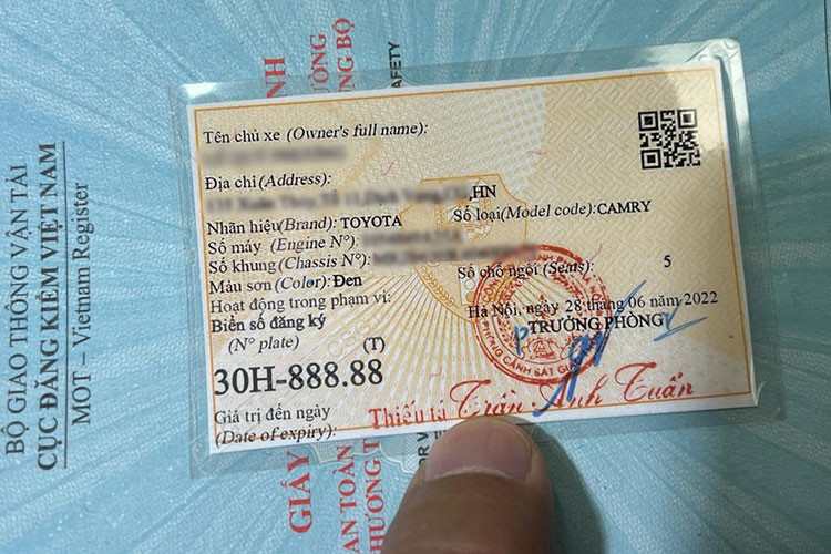 Chưa dừng lại ở đó, 1 số thông tin ban đầu cho biết, chiếc Toyota Land Cruiser biển siêu VIP 30H-888.88 còn thuộc bản giới hạn, nhưng không nói rõ cụ thể là bản nào. Tại Việt Nam, đang có 2 bản đặc biệt của Toyota Land Cruiser thế hệ mới là "70th Anniversary" và Toyota Land Cruiser MBS 2022 đã được nhập khẩu về vào năm ngoái.