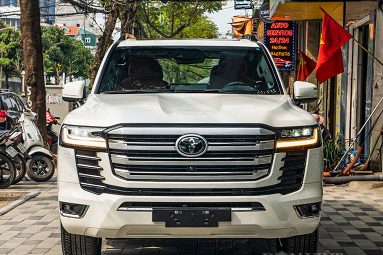 Ghép nối đến bánh xe là hộp số tự động 10 cấp và hệ dẫn động 4 bánh toàn thời gian. Toyota Land Cruiser 2022 MBS 4 ghế Vip không tiết lộ giá bán, nhưng sẽ cao hơn phiên bản 7 chỗ nhập Trung Đông hiện nay.