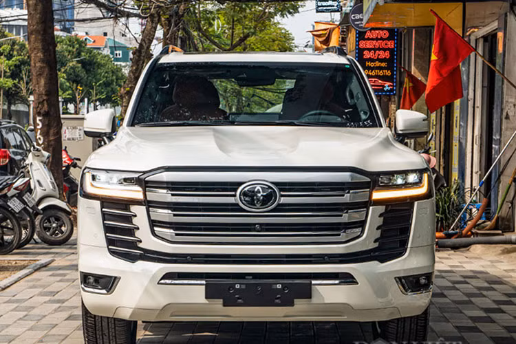 Ghép nối đến bánh xe là hộp số tự động 10 cấp và hệ dẫn động 4 bánh toàn thời gian. Toyota Land Cruiser 2022 MBS 4 ghế Vip không tiết lộ giá bán, nhưng sẽ cao hơn phiên bản 7 chỗ nhập Trung Đông hiện nay.