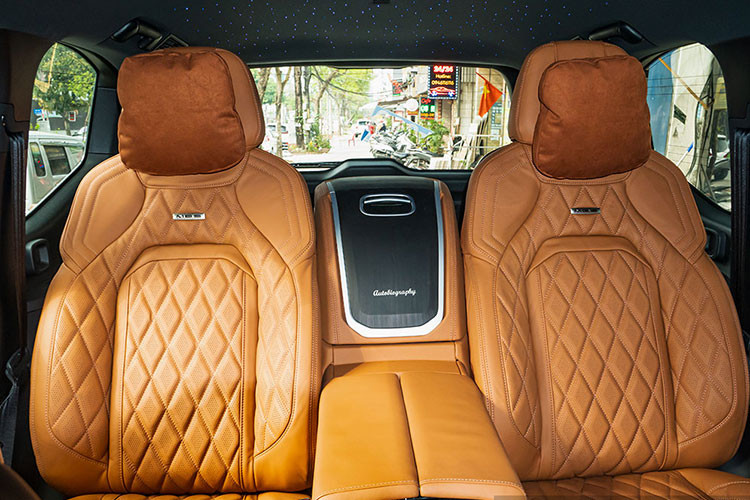 Nhằm đảm bảo sự tiện nghi, mỗi ghế đều có khu vực điều chỉnh điện, chế độ massage, sưởi ấm/làm mát giúp hành khách trải nghiệm sự đẳng cấp trên Toyota Land Cruiser 2022 MBS 4 ghế Vip. Đồng thời, mẫu SUV này còn có màn hình đôi, hệ thống sạc điện thoại không dây, điều hòa tự động 4 vùng độc lập. Mỗi vị trí ghế ngồi còn có bệ đỡ bắp đùi, gối mang đến sự thư giãn cho khách hàng.