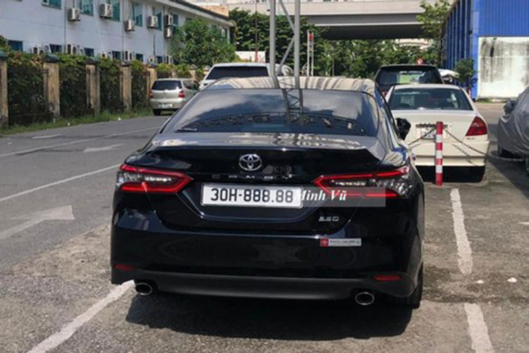 Việc Toyota Camry gắn biển ngũ quý 8 lên Land Cruiser được giới mê biển rất thích thú, vì cuối cùng siêu biển ngũ quý 8 của đầu số Hà Nội đã được lắp trên 1 chiếc xe rất đẳng cấp, xứng tầm quả biển đẹp, và có thể xem đây là 1 trong những màn "vịt hóa thiên nga" biển số đẹp đỉnh nhất hiện nay.