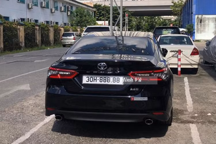 Việc Toyota Camry gắn biển ngũ quý 8 lên Land Cruiser được giới mê biển rất thích thú, vì cuối cùng siêu biển ngũ quý 8 của đầu số Hà Nội đã được lắp trên 1 chiếc xe rất đẳng cấp, xứng tầm quả biển đẹp, và có thể xem đây là 1 trong những màn "vịt hóa thiên nga" biển số đẹp đỉnh nhất hiện nay.